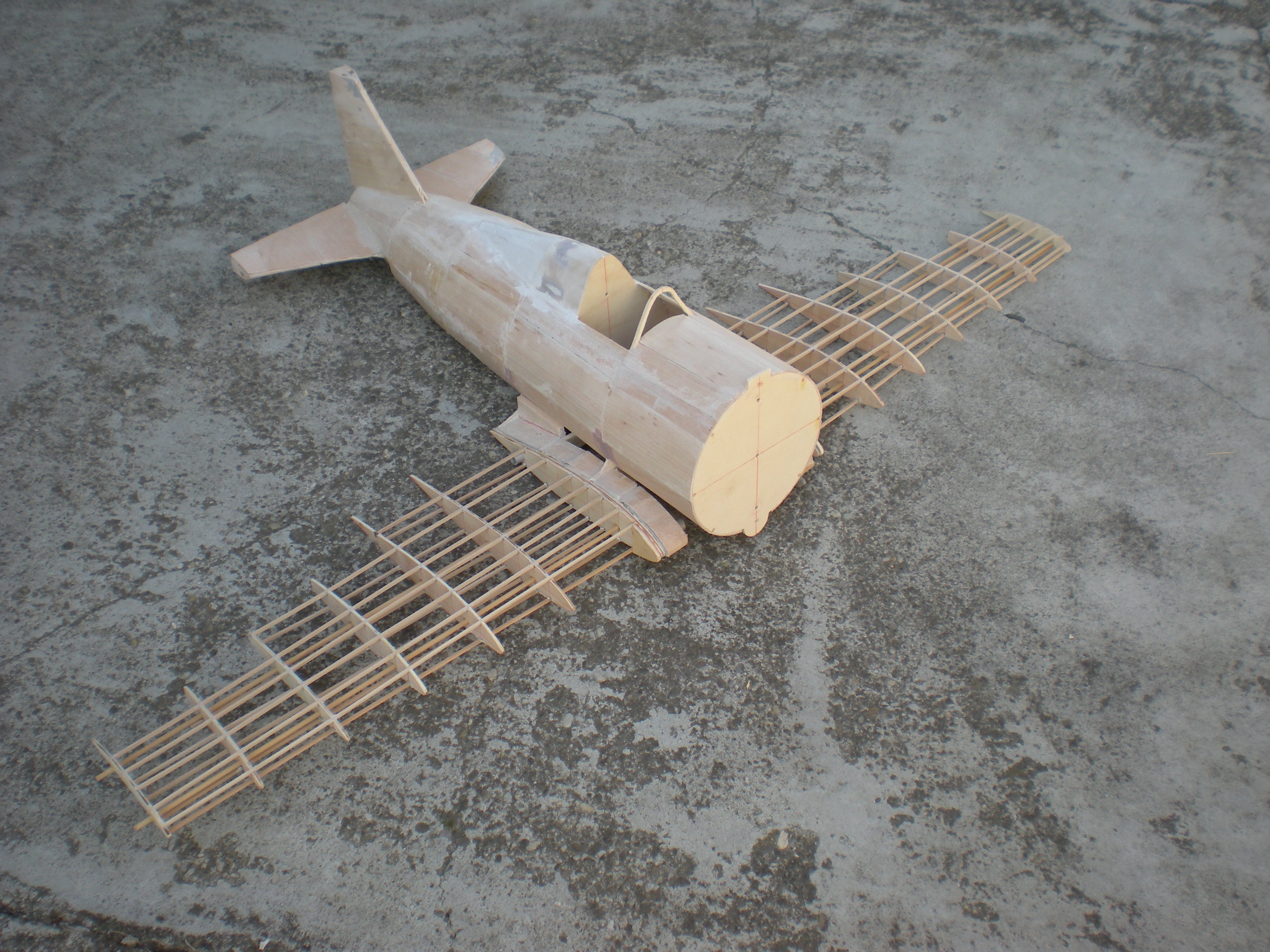 La struttra in legno dell'aereo RE2000